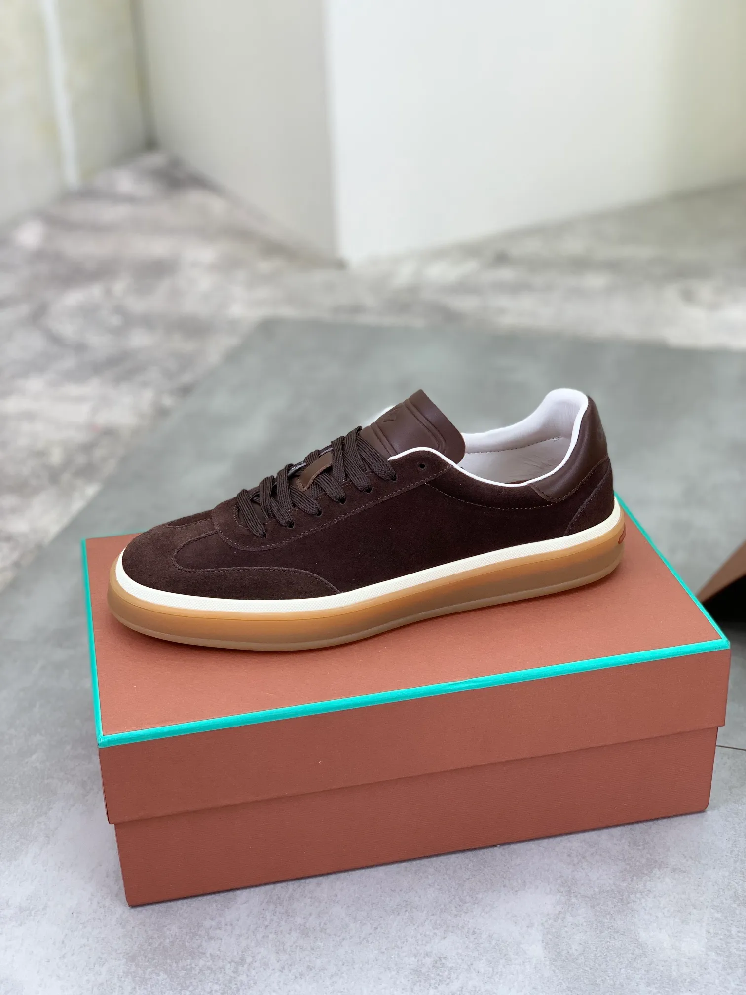 Men's Men's Shoes 💰P540 New 💰High Quality Loro Piana 💯Top Authentic Grade💯Buy the original 1:1 copy💯 Founded the existing Loro Piana company on April 24, 1924. It is now the sixth generation of family business, providing top quality products to customers who are discerning in taste and quality. Imported original fabrics, made of plain calfskin lining. Hand-sewn threads with cowhide feet. Original packaging. Size: 38-45. 7⃣️ colors available.